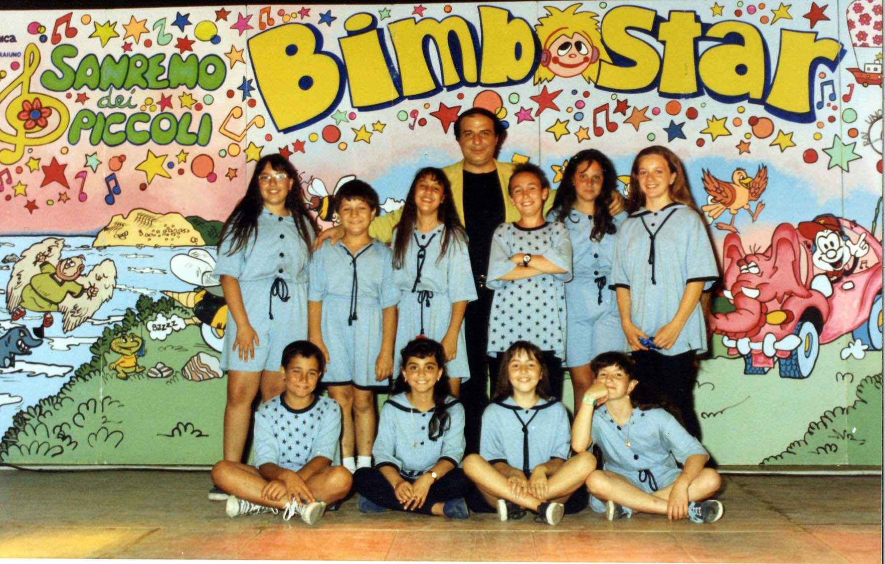 Il coro Bimbostar in abiti blu