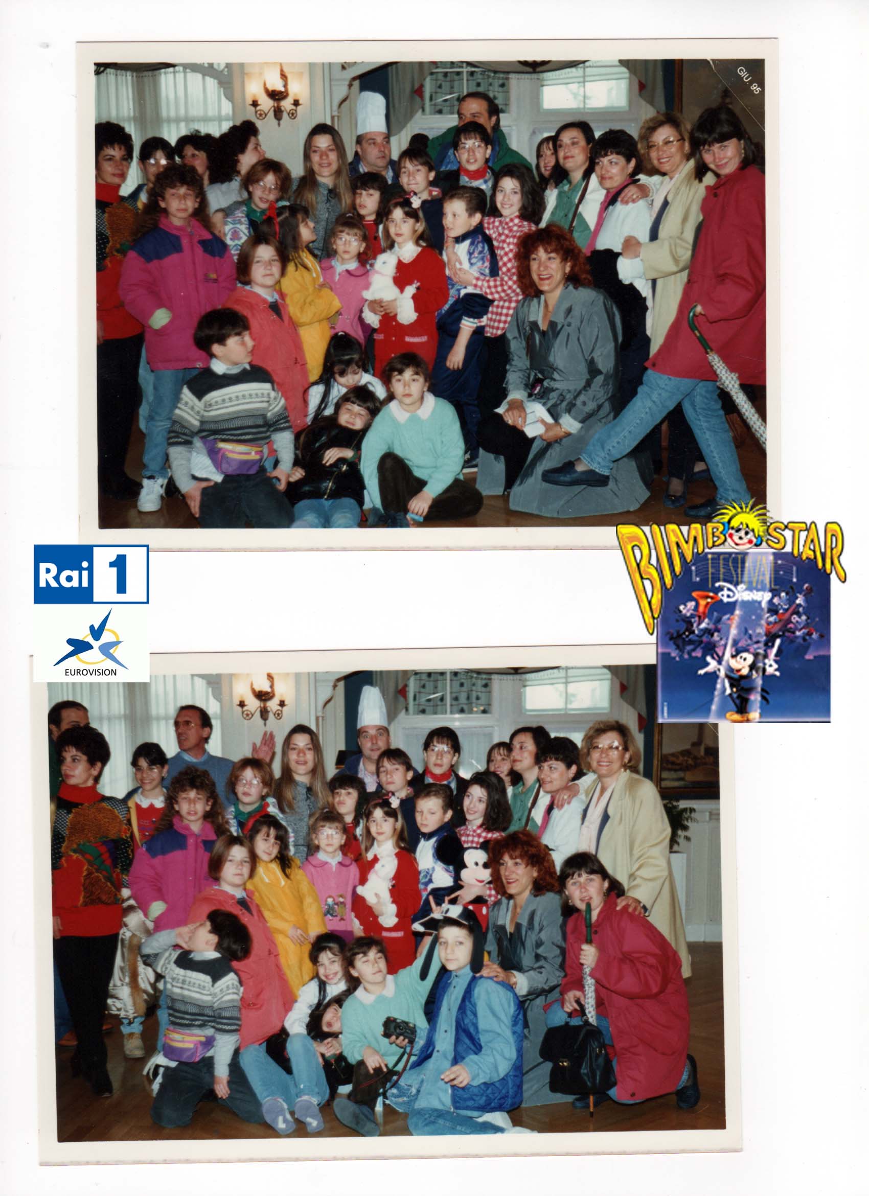 Pagina d’album con due fotografie di gruppo di bambini e adulti in una sala, con un adulto che indossa un alto cappello da cuoco.